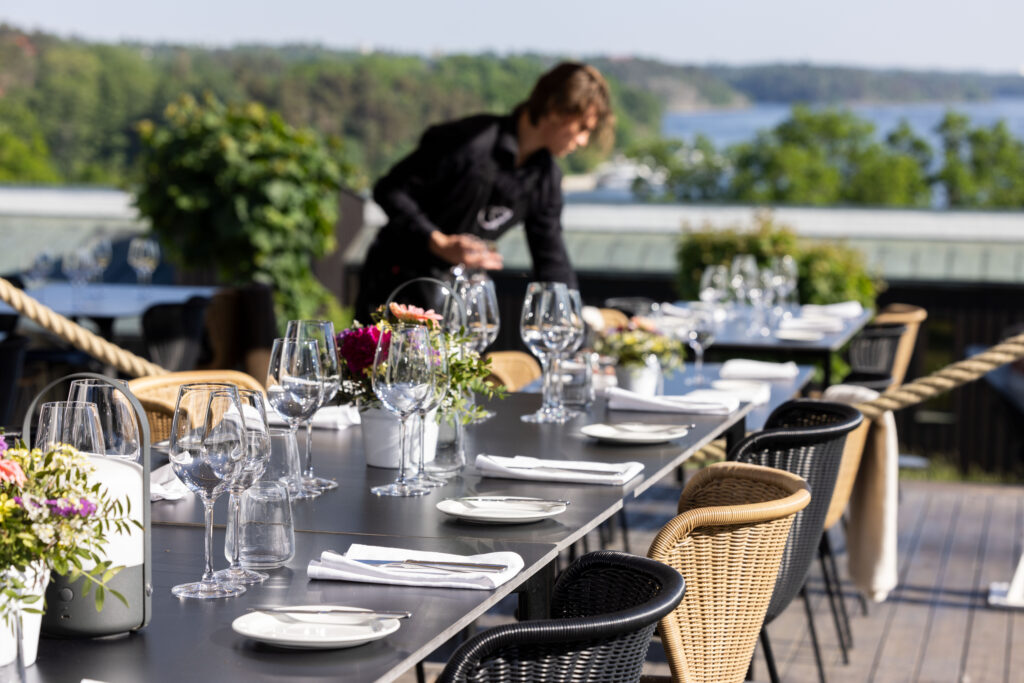 Dukning ute på Bergendal i solsken en sommardag
