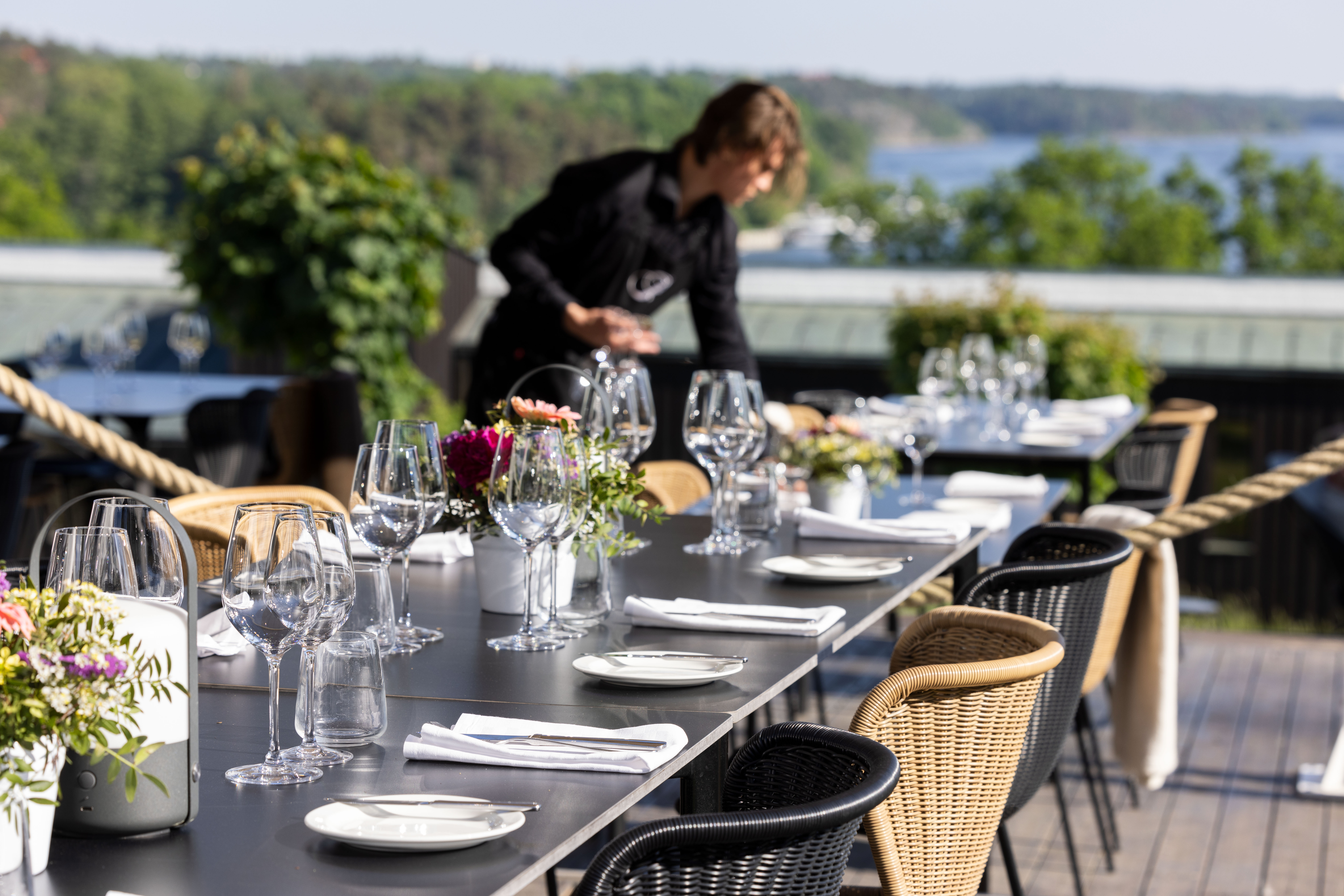 Dukning ute på Bergendal i solsken en sommardag