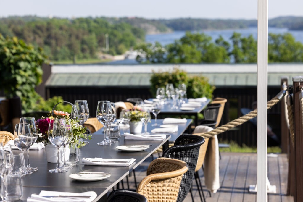 Dukning ute på Bergendal i solsken en sommardag