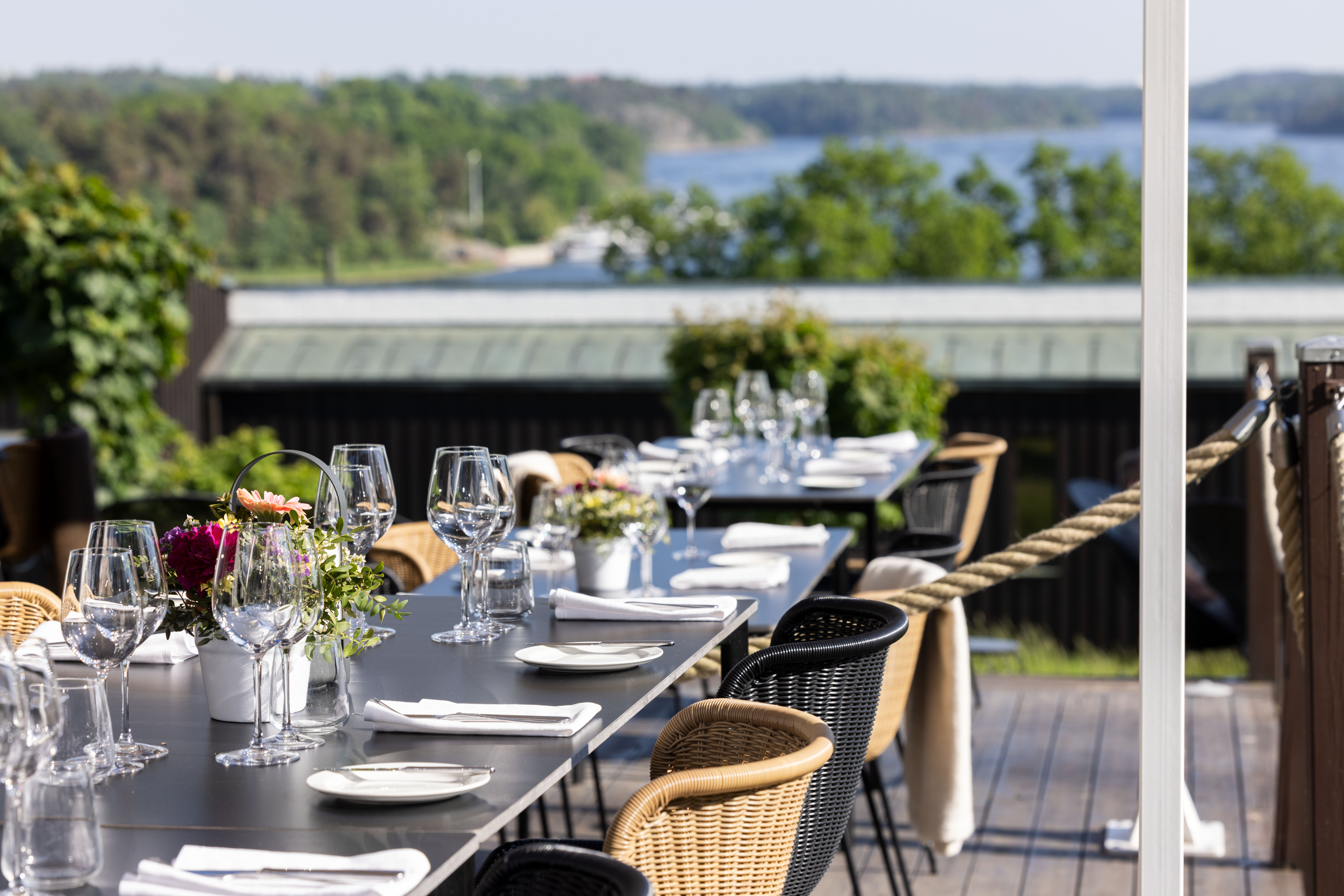 Dukning ute på Bergendal i solsken en sommardag