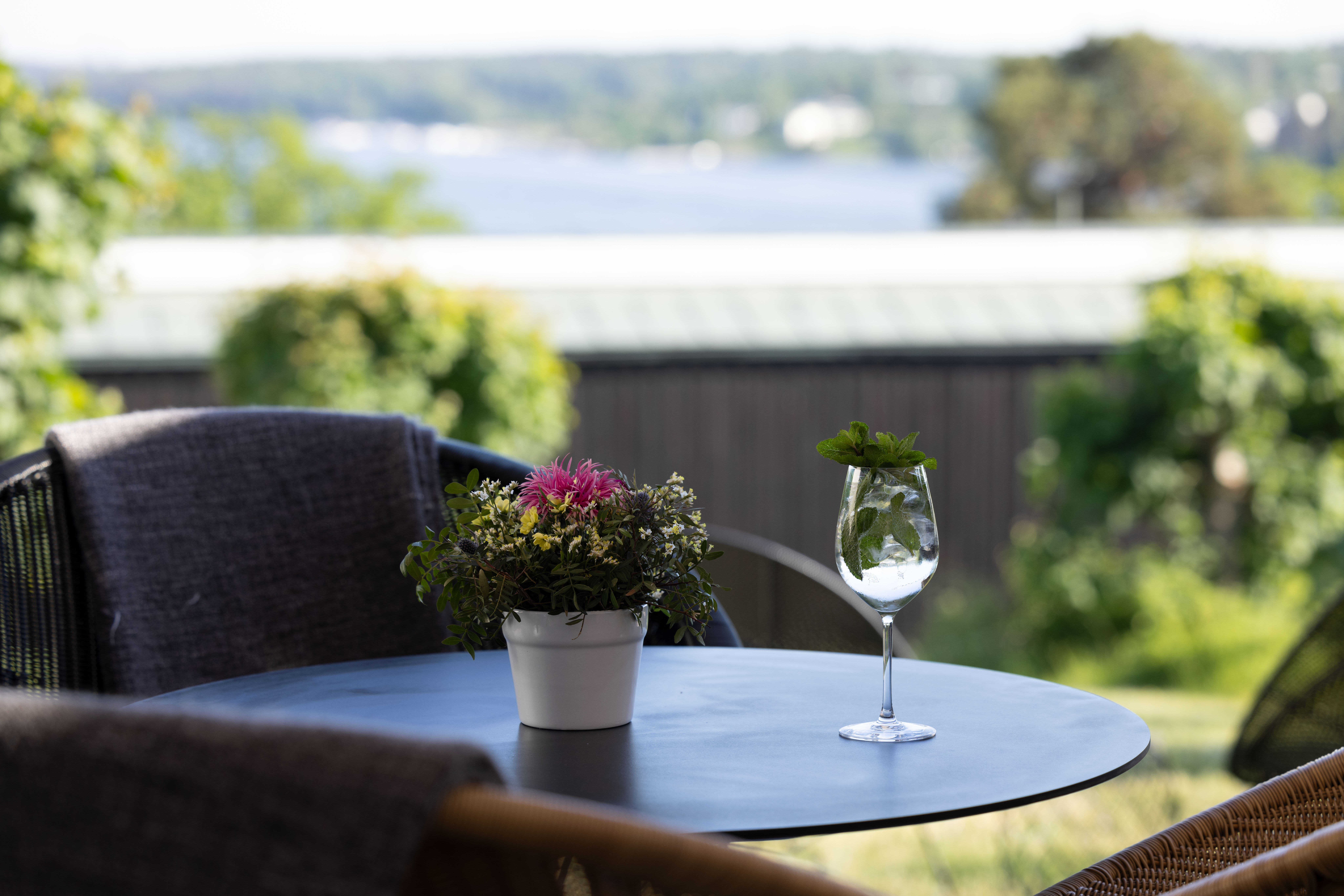 Dukning ute på Bergendal i solsken en sommardag